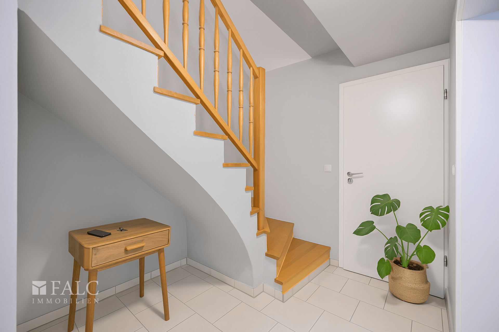 UG Diele mit Treppe Einrichtungsbeispiel